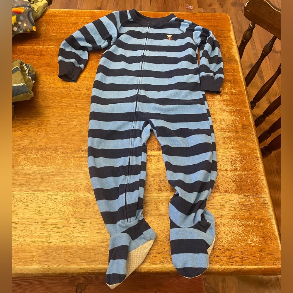 🔴3T footed sleeper.  Carters